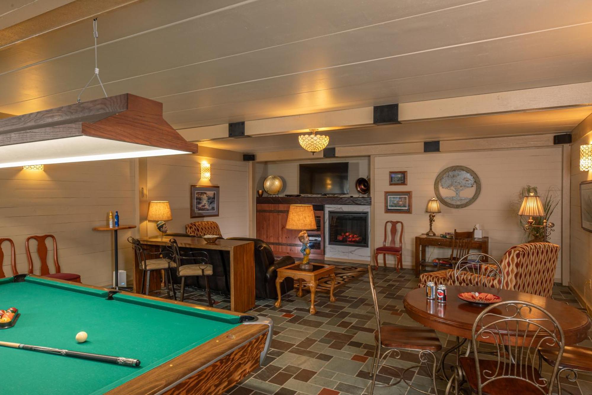 The Oakwood Inn 오코보지 외부 사진